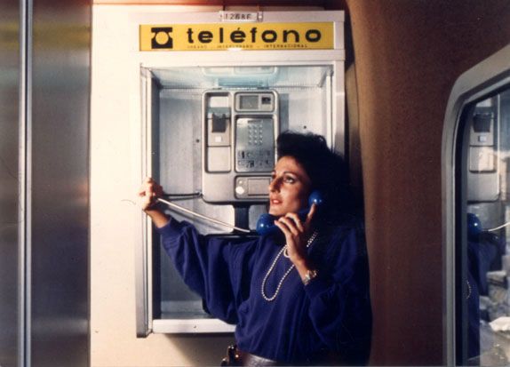 Telfono pblico en el interior del Talgo Pendular en 1985. Foto Coleccin Talgo.  Archivo Histrico Ferroviario